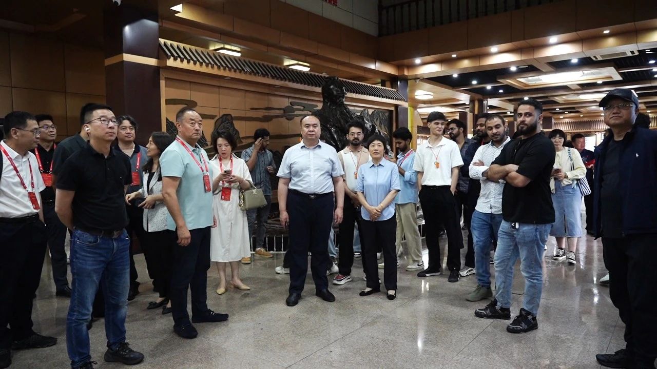 国际调研团雨中探访古贝春 老字号匠心与美酒赢得赞誉