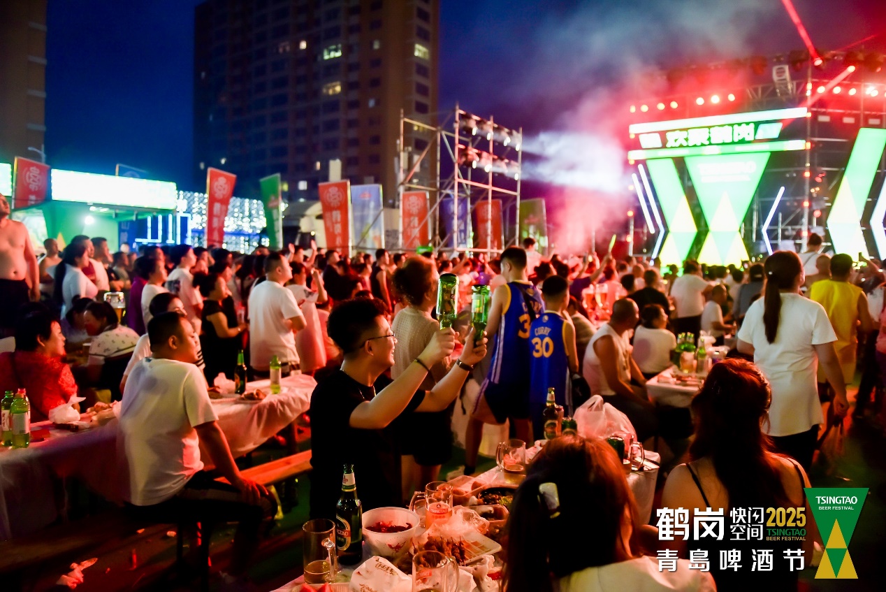 马头琴前斟酒 敕勒川旁共舞 2025第二届呼和浩特青岛啤酒音乐节点燃草原之夜