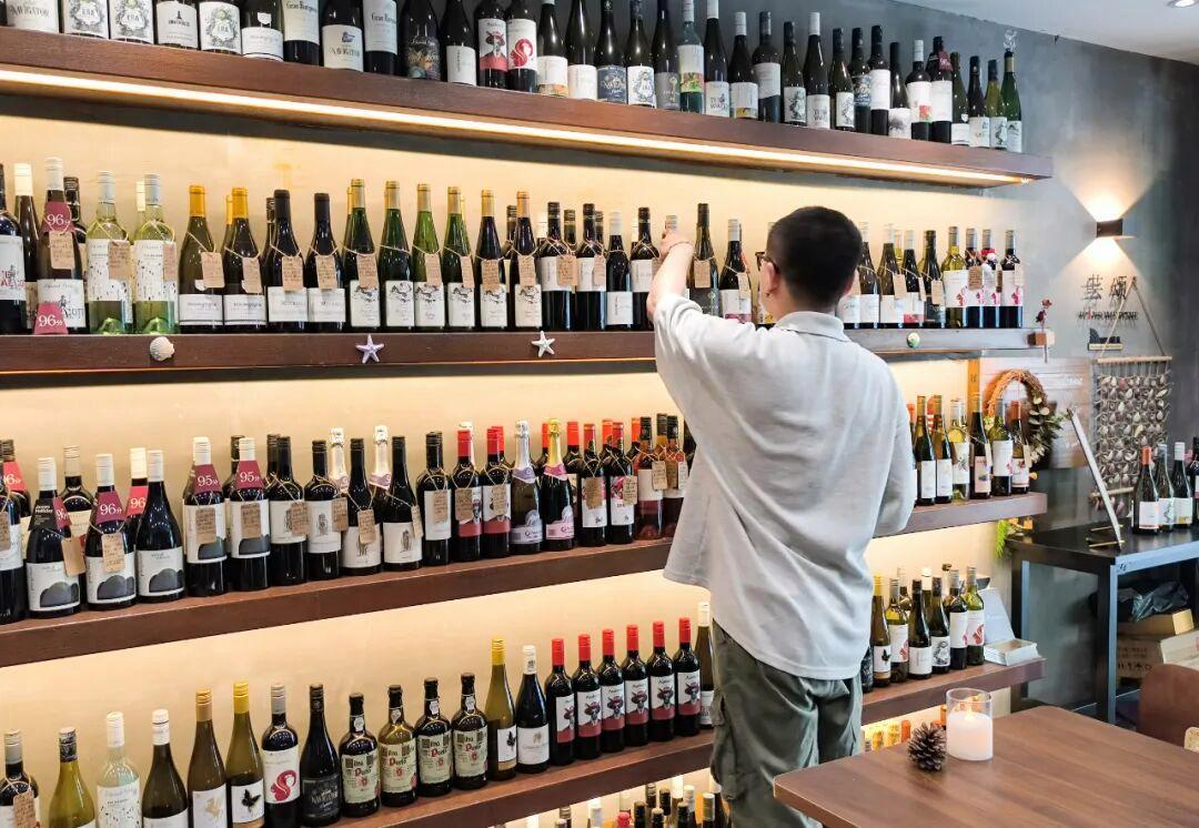 威海街头惊现“杯卖葡萄酒”！设计师改行卖酒，任性营业到半夜