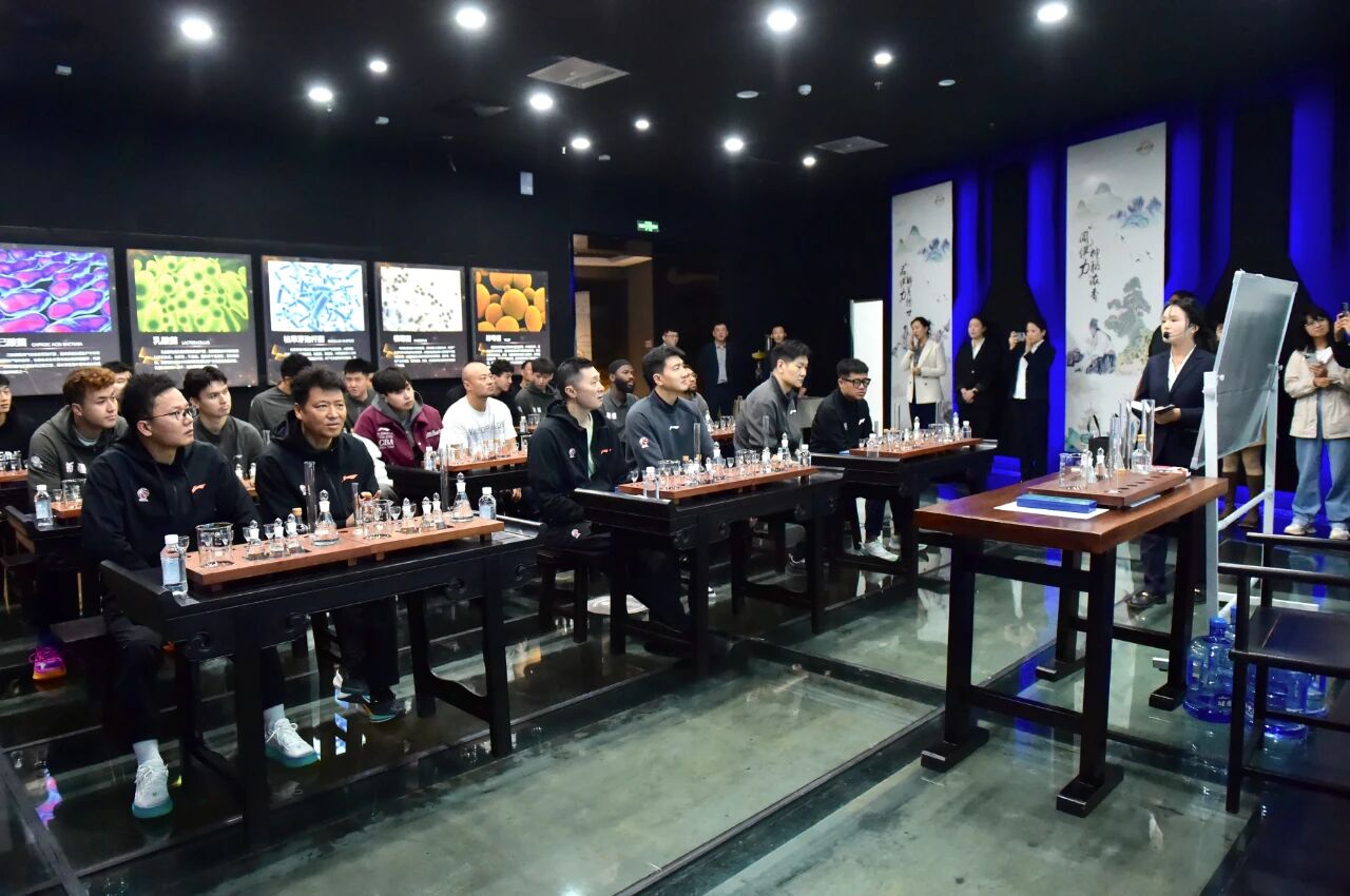 当球星放下篮球走进车间，这场“白酒+宠粉”的跨界联动太会了！