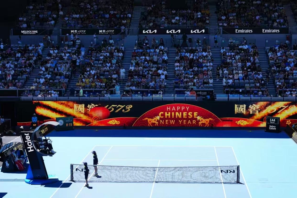 澳网刮起中国风！国窖1573赛场“刷屏”，揭秘酒企顶级体育赛事“生意经”