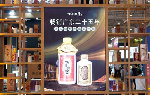 百年糊涂亮相2026成都春糖，以“顺口又够味”撬动小瓶白酒全国新市场