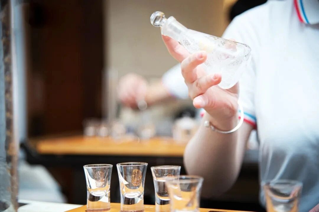 名酒价格保卫战：谁在逆流而上，谁在深挖战壕？