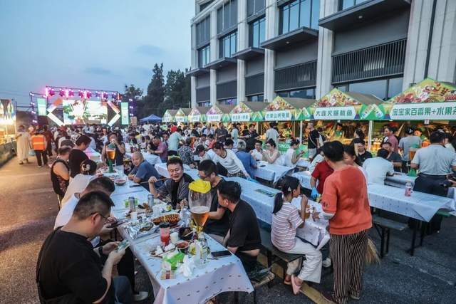 啤酒的“iPhone时刻”：年轻人端起精酿，30分钟送酒上门，传统巨头如何应战？