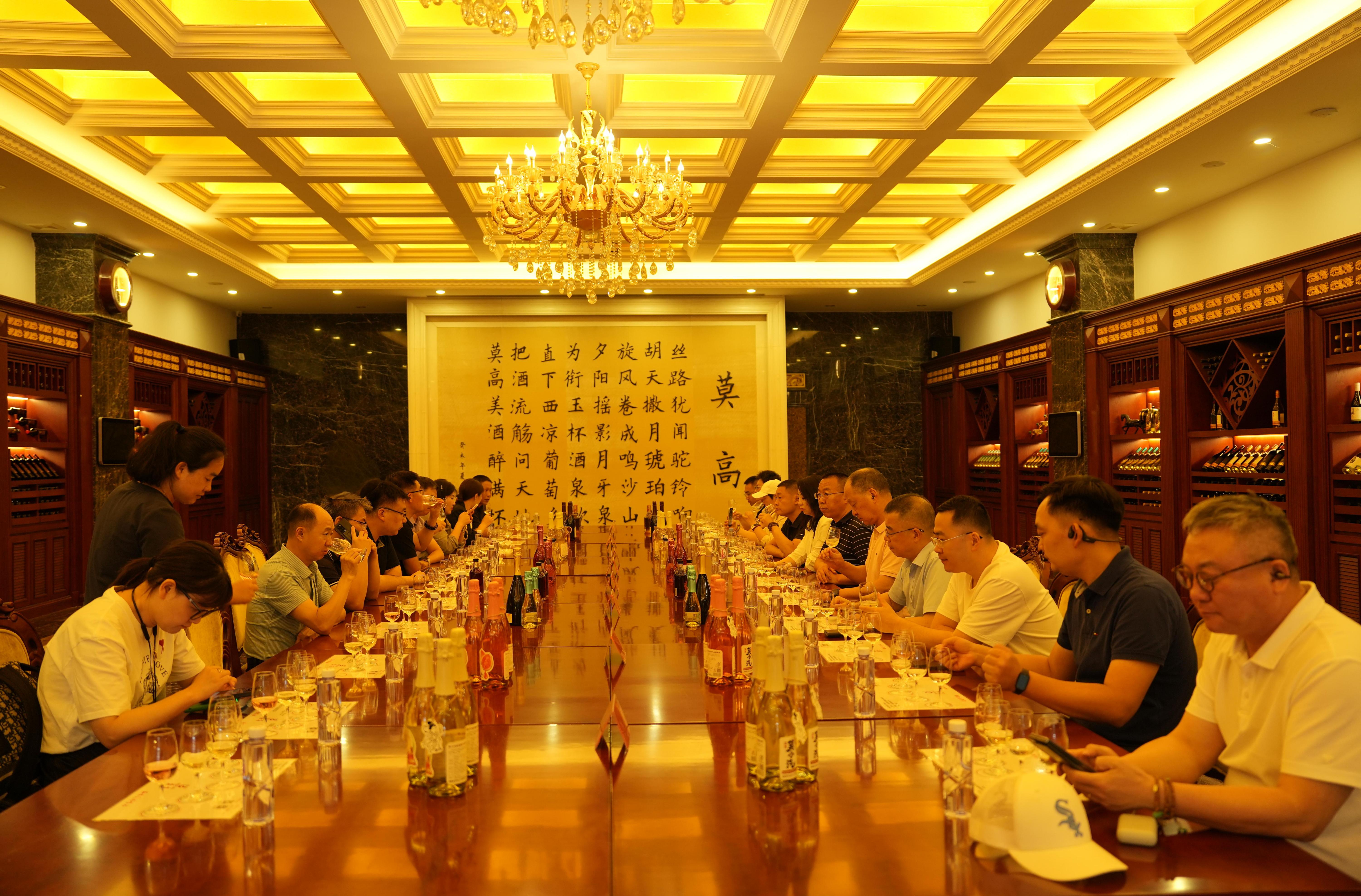 立足河西风土锚定高质量发展坐标，莫高股份战略升级研讨会汇集行业智慧共探国产葡萄酒突围路径